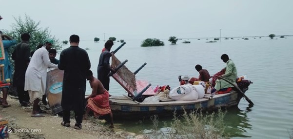 Refugees from flood in Pakistan preparing transportation boat