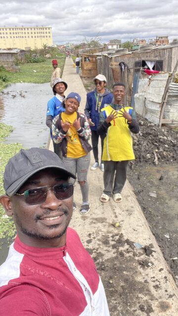 Sam Agbadonou pendant une cartographie participative avec OpenStreetMap a Antananarivo, Madagascar.